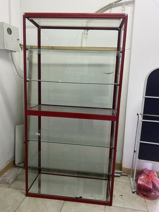 Продам полка стеклянная с дверями