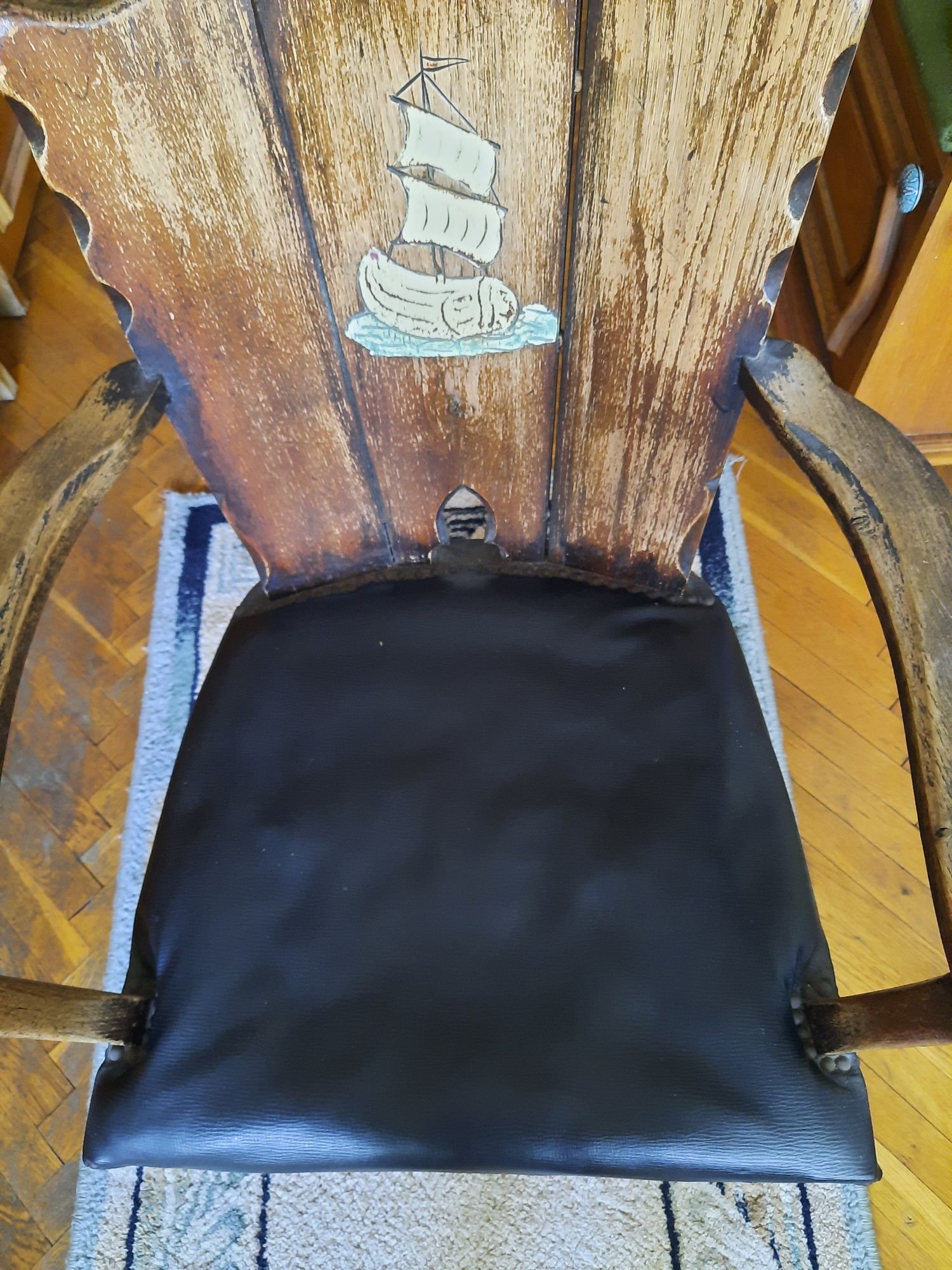Дървено  старо  кресло с кожена    седалка и морски мотив