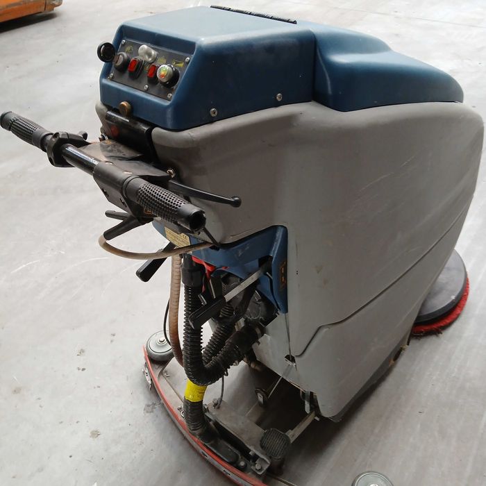 машина за почистване на под на батерии