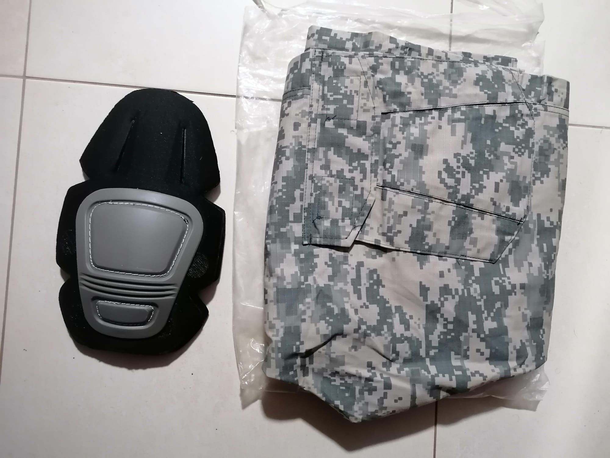 Pantaloni tactici cu genunchiere camuflaj digital