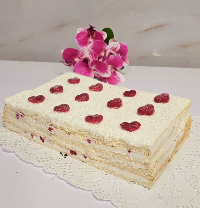 Тварожний, медовый, напалеон, миренговий, сникерс лист или по кусочкам