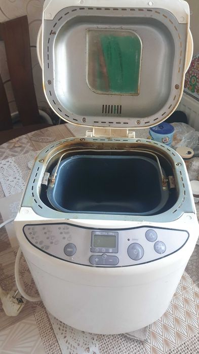 Продавам Хлебопекарна MOULINEX с 1 бъркалка и 12 програми !