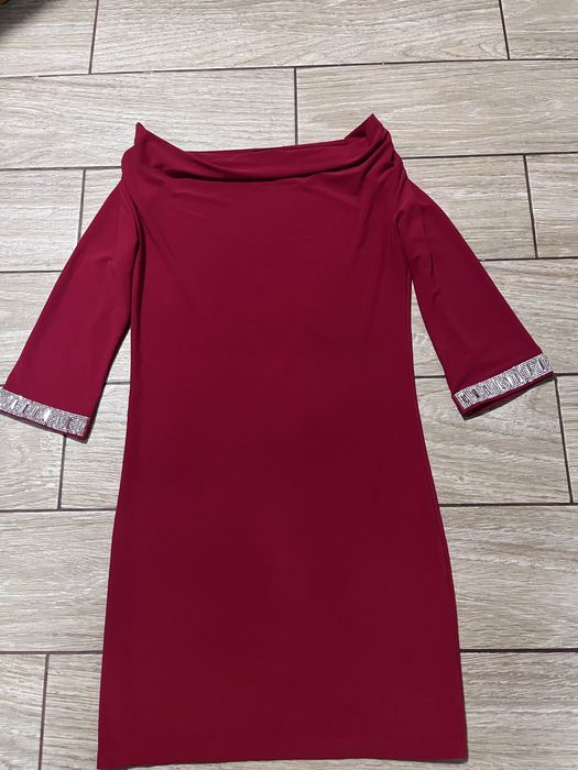 Рокля с камъни по ръкавите