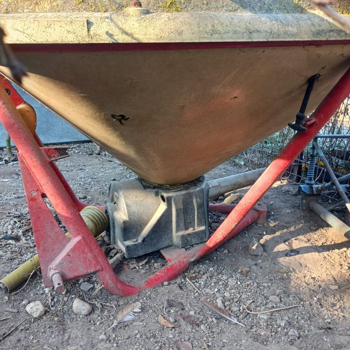 Vând 2 miguri de azot și un aparat de ierbicidat