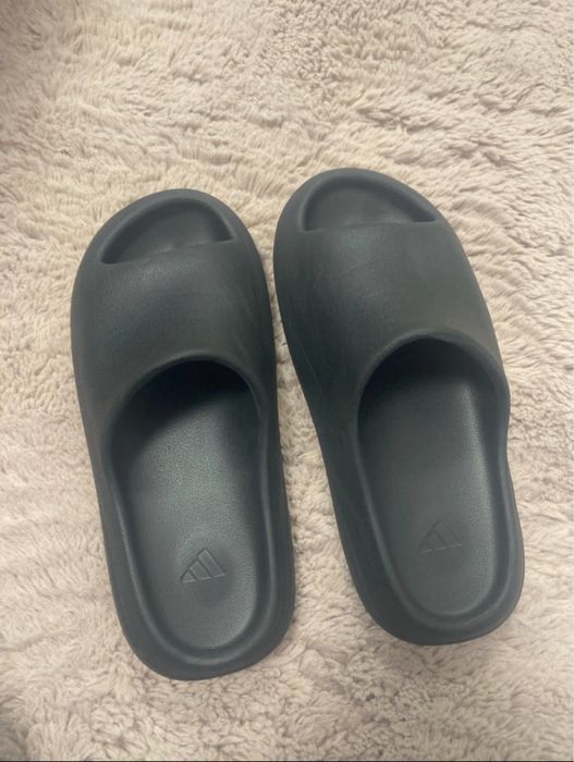 yeezy slides
