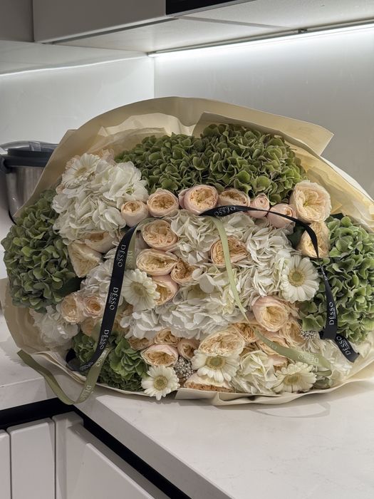 Продам шикарный букет цветов.  Свежие. 20 000 тг