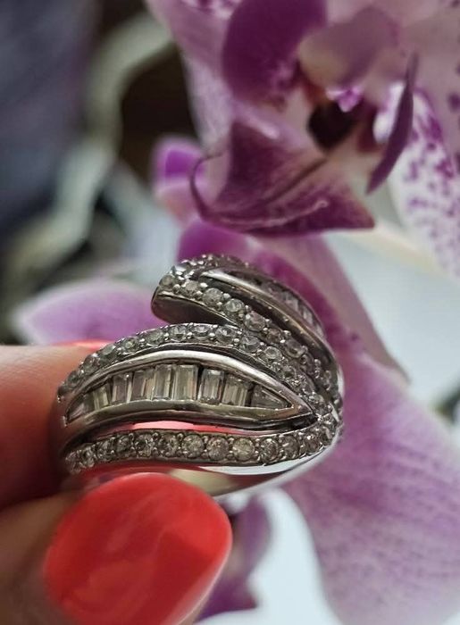 Красив сребърен пръстен с циркони