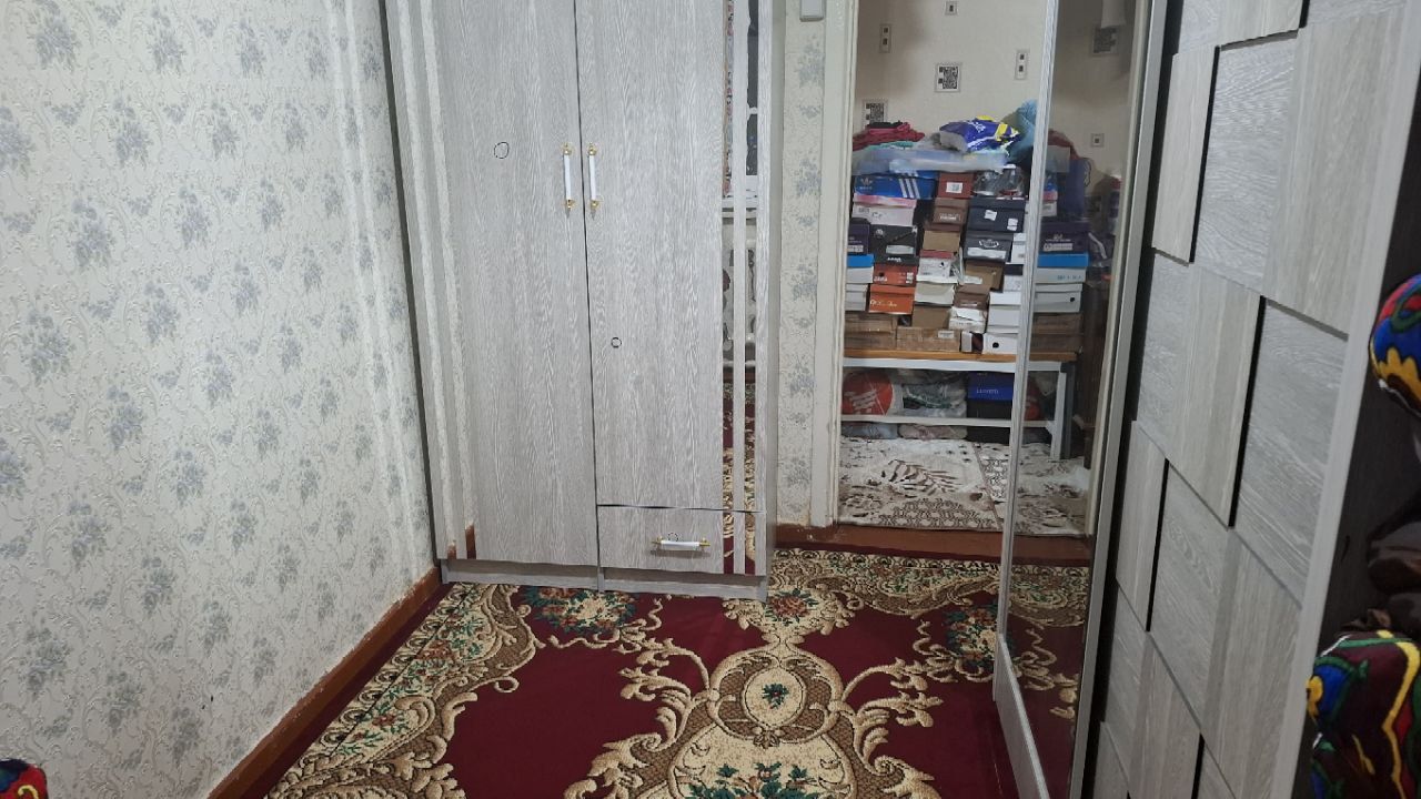 2 х комнатную квартиру Сергели Спутнике в деревянном доме санузел разд