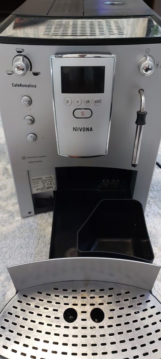 Expresor Nivona cu boabe și cafea măcinată