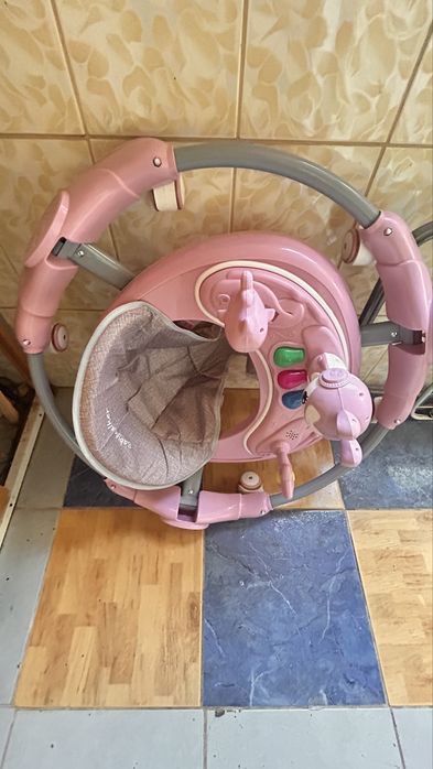 Premergator reglabil pentru bebelusi cu 3 jucarii.