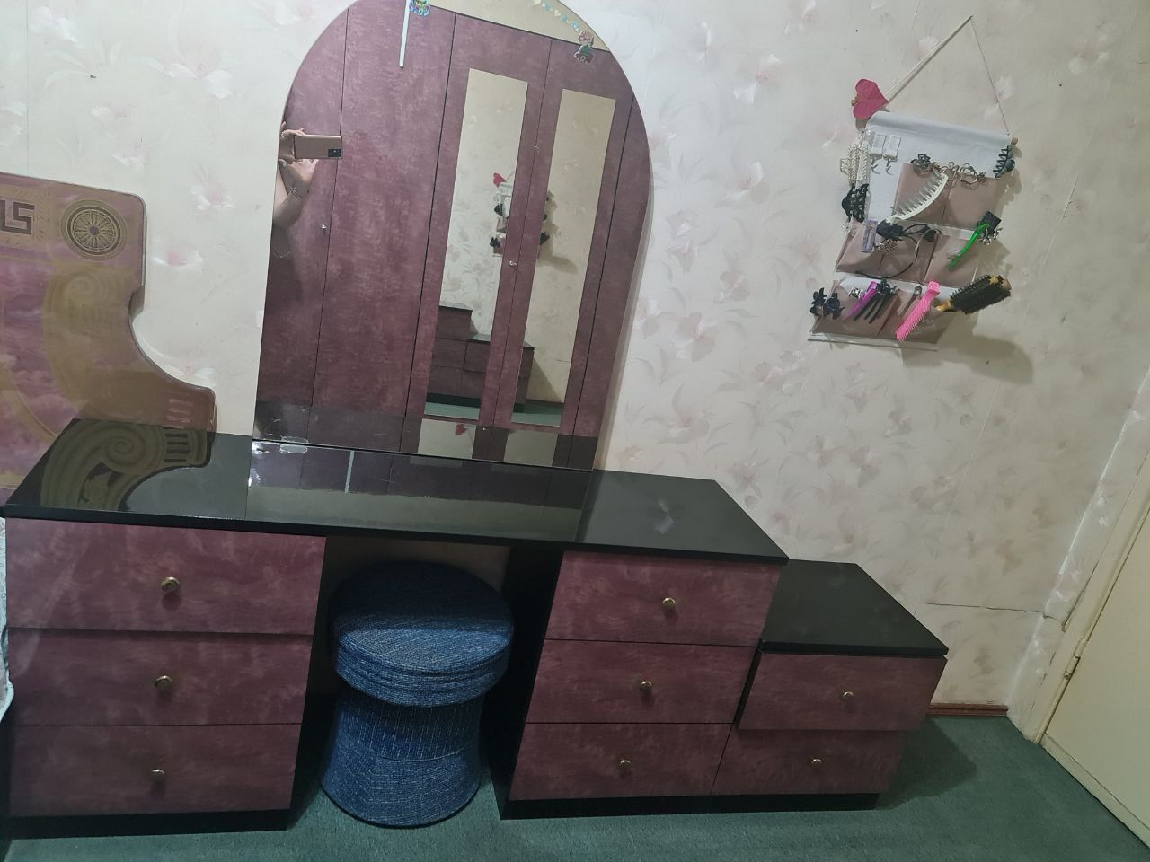 Продаётся спальный гарнитур.