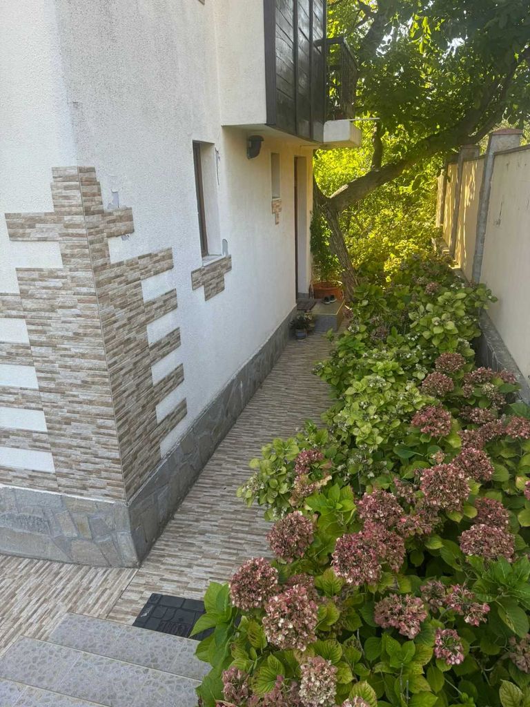 Продава се Къща в Бургас, Лазур - 178 кв.м за 1967 €/кв.м - Снимка #1