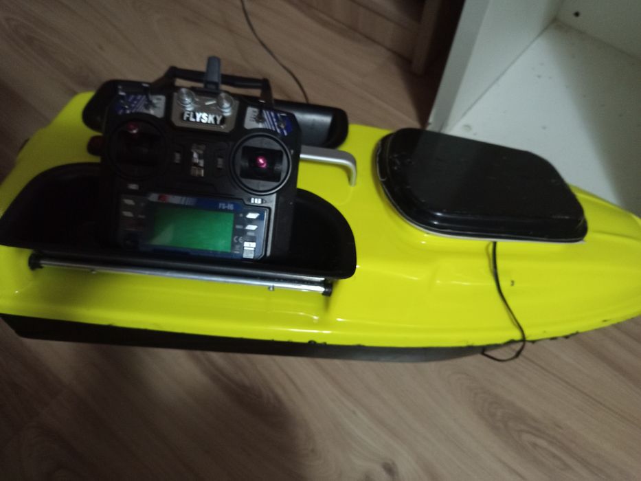 Българска лодка с един двигател бърза водна електроника