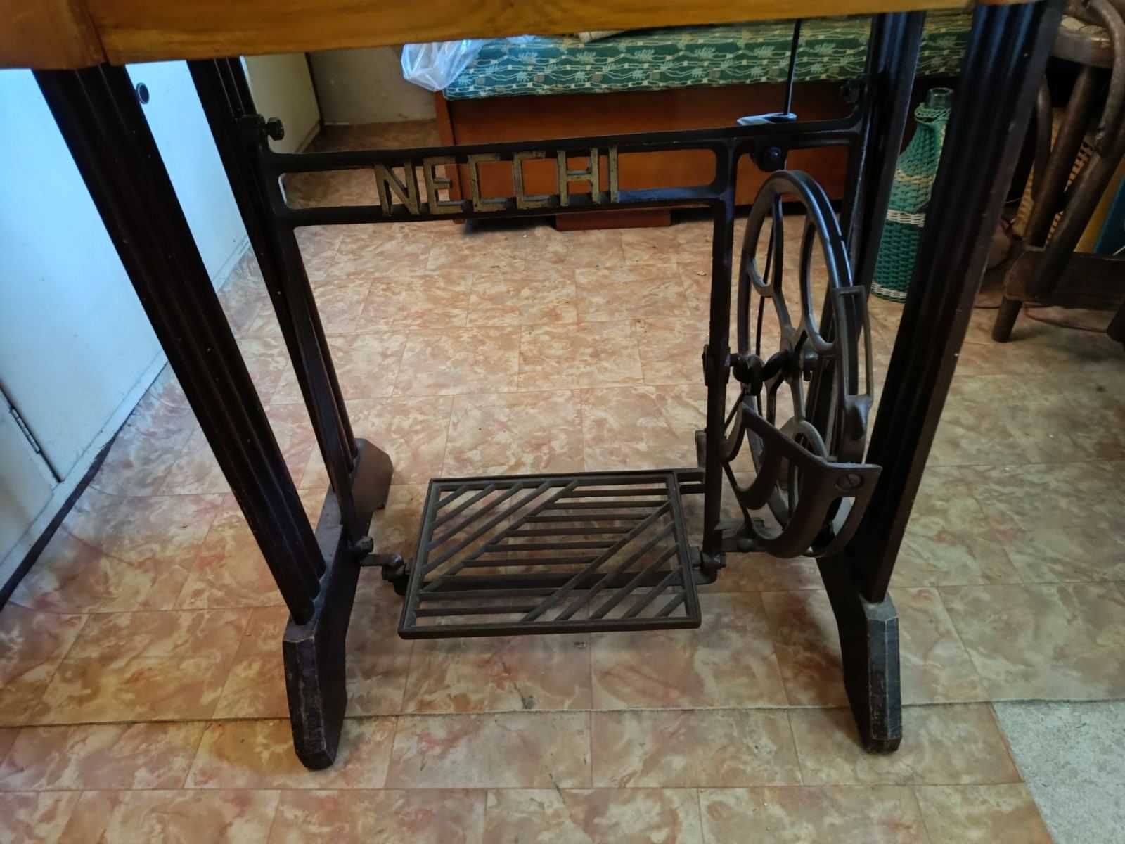 Продавам крачна шевна машина "NECCHI"