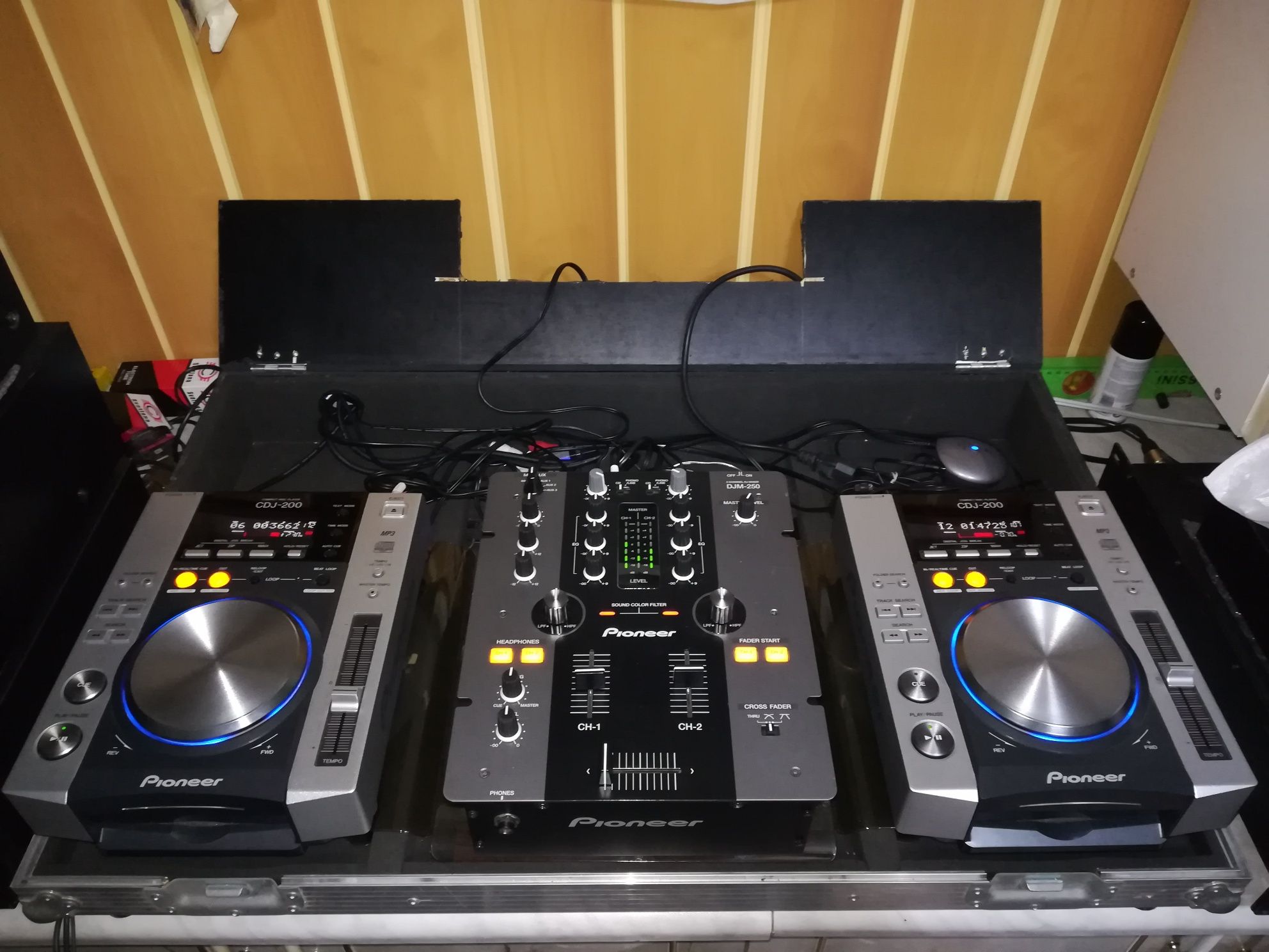 Pioneer 2 x CDJ200 , impecabile + flight case. Preț de noi: ~5000 lei