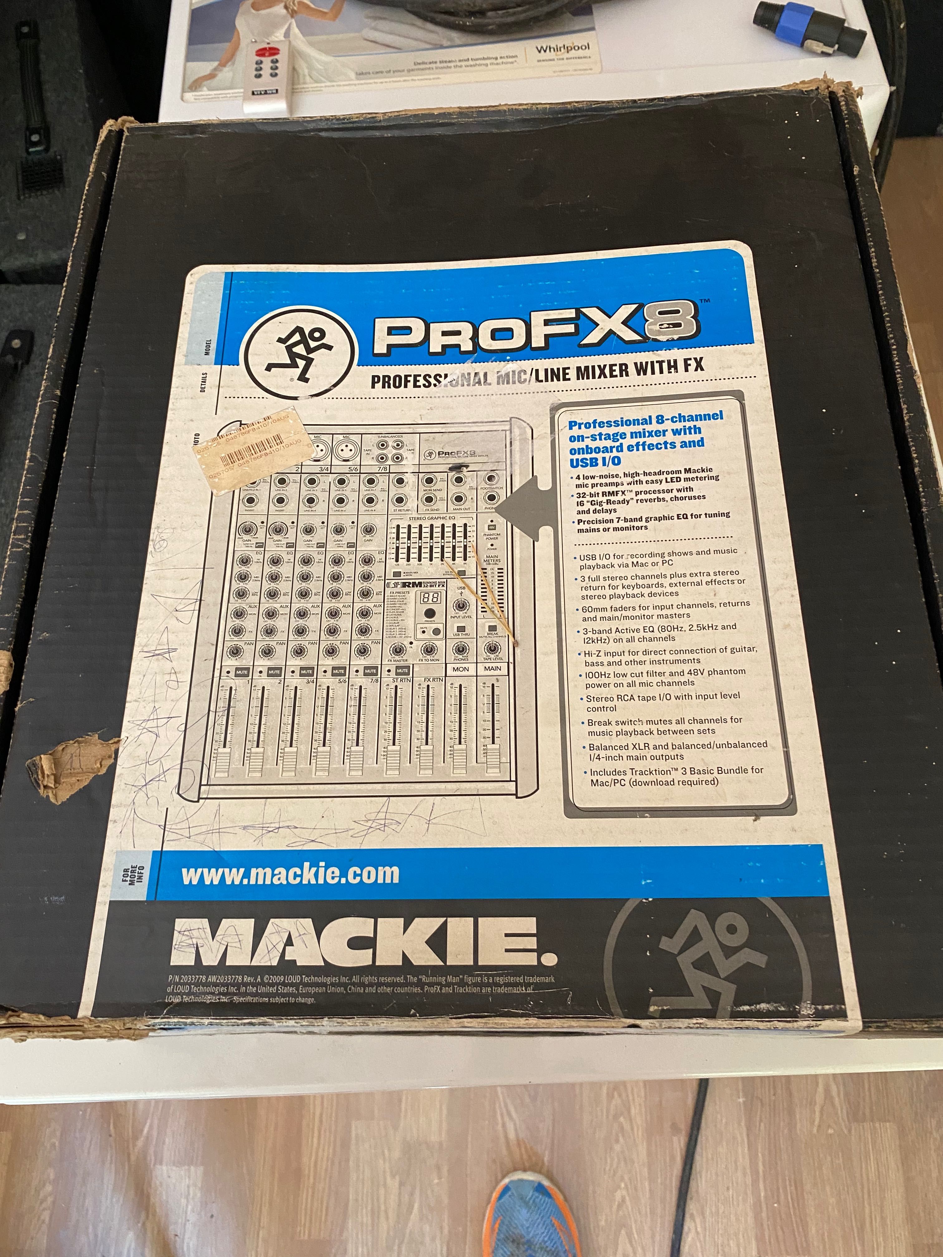 Продавам пулт Mackie pro fx8