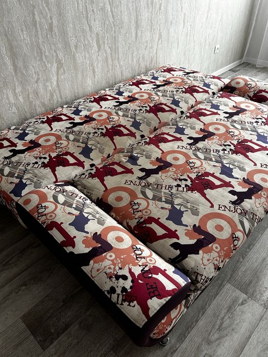 Продам диван . Б/у в отличном состоянии. Цена 60000 т.