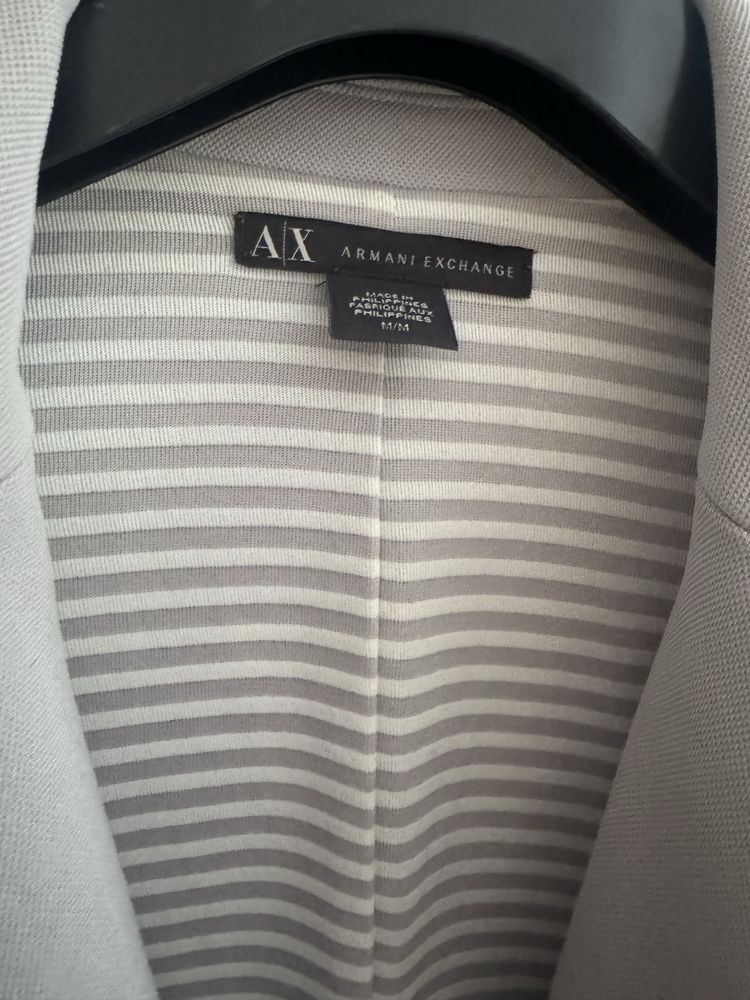 Разпродажба на сака Armani и модел на зара с панталонки