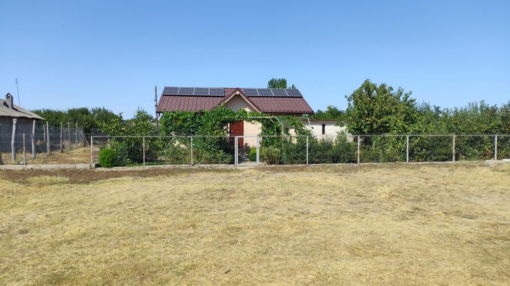Casă de vânzare în afara zgomotului citadin.