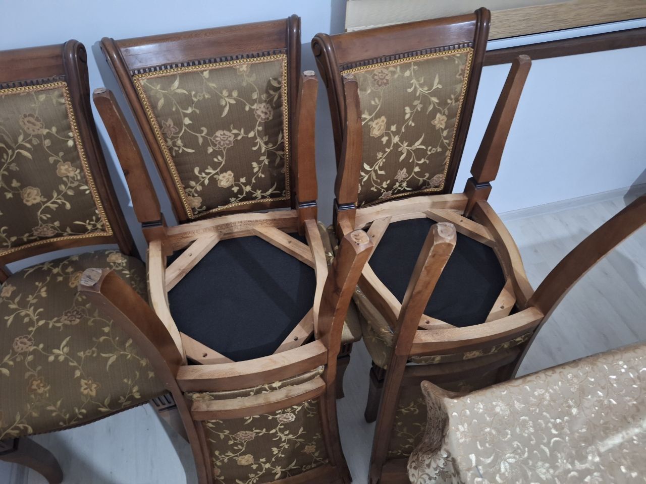 Стол стулья  в хорошем состоянии