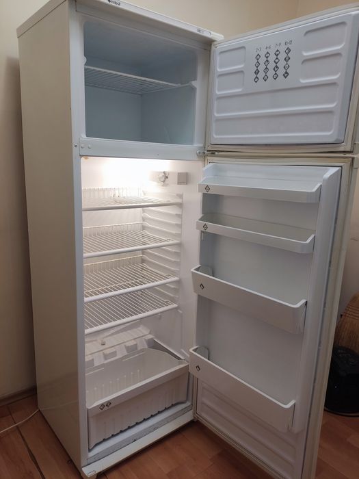 Хладилник с горна камера Индезит