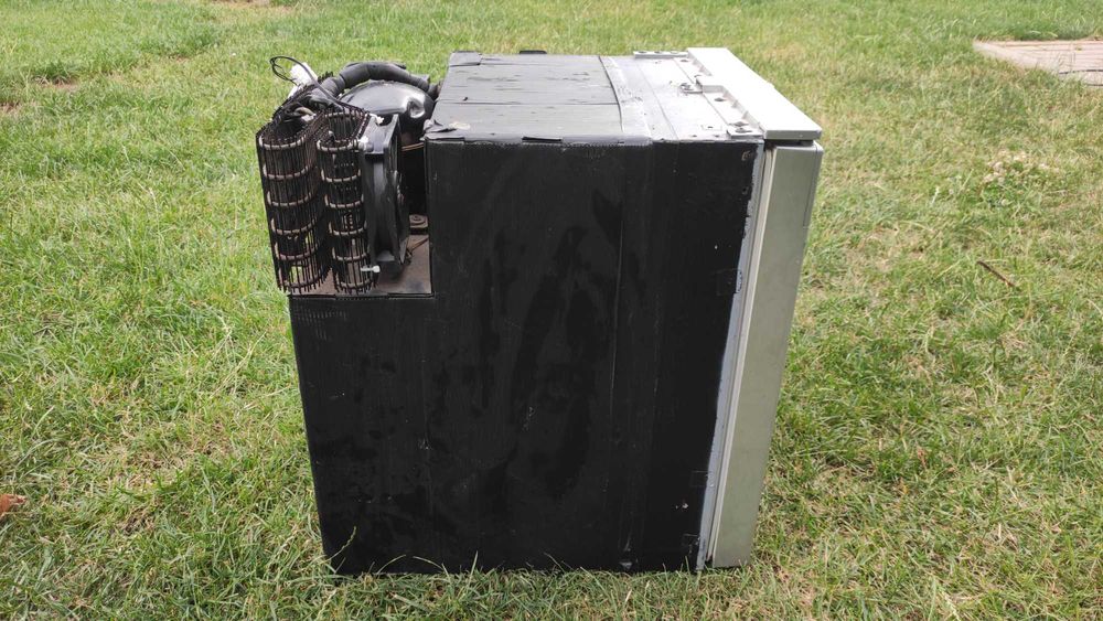 Frigider marca Waeco, model cu compresor cu alimentare la 12v.