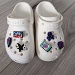 Crocs fete cu accesorii