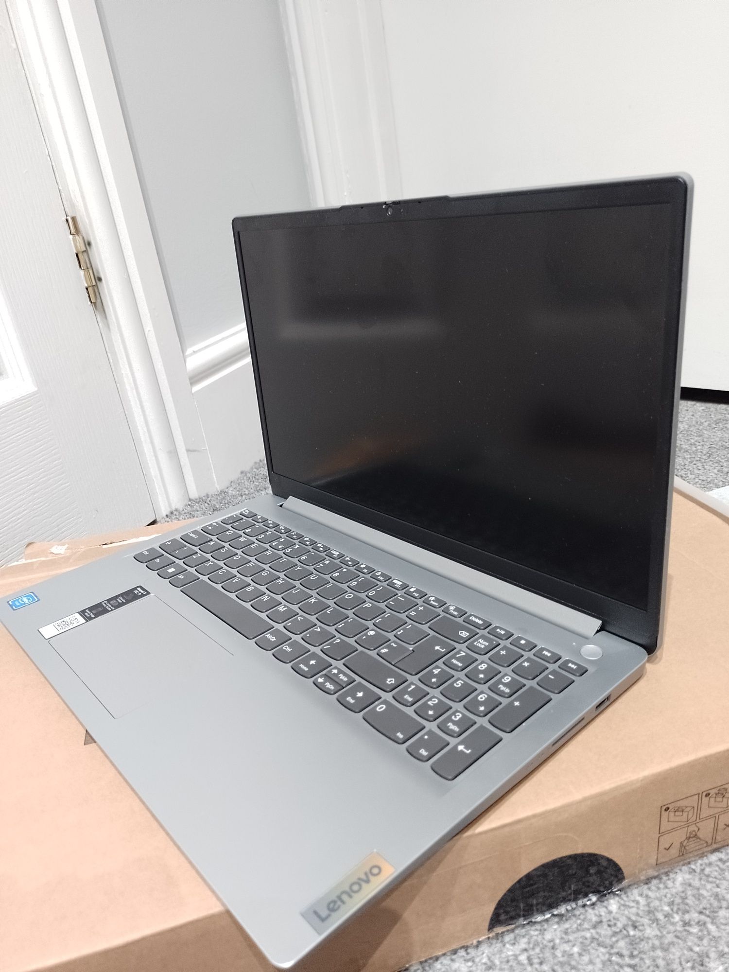 Vând laptop Lenovo IdeaPad 1 NOU