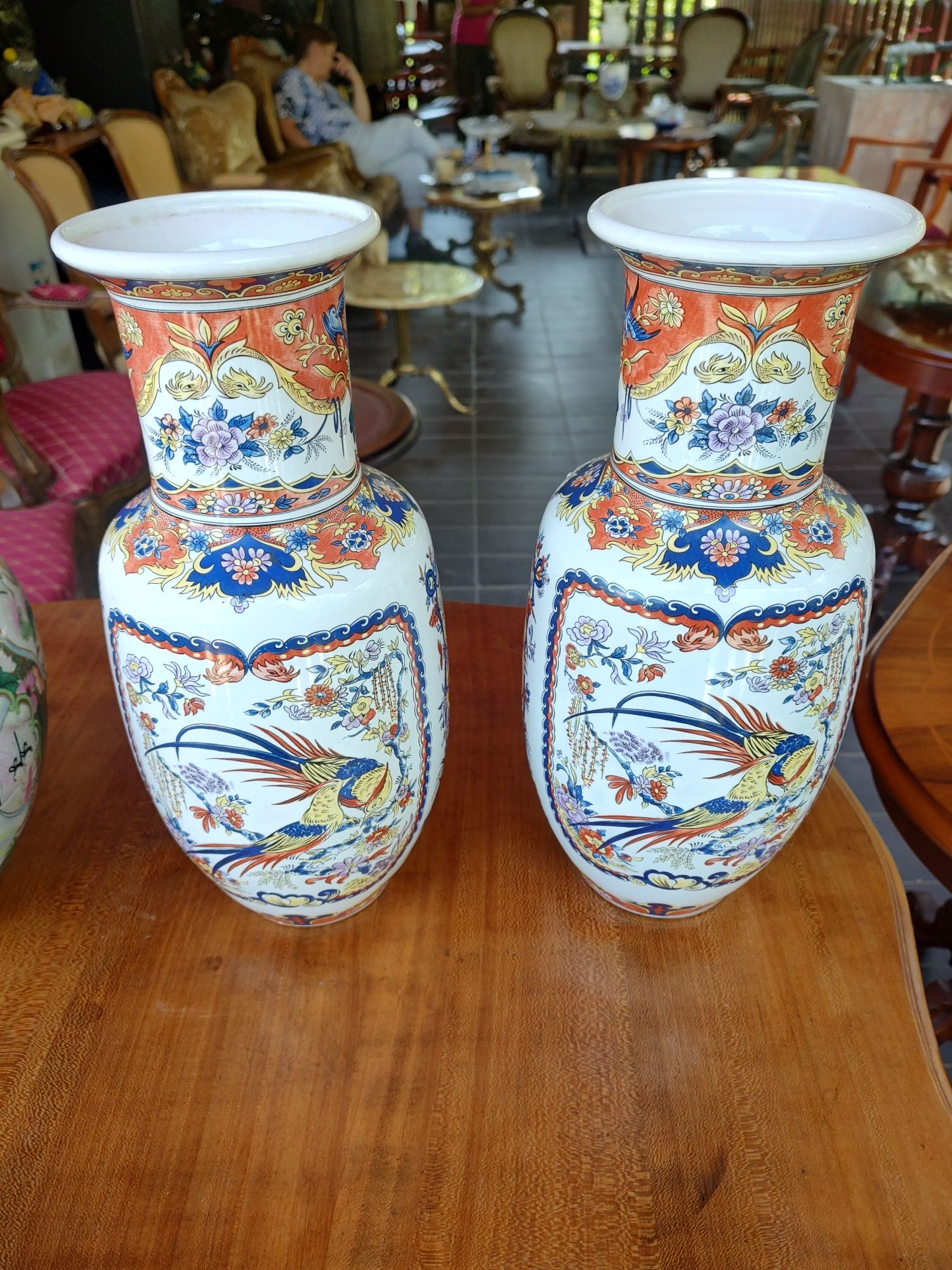 De vânzare pereche de vaze asiatice ștanțate, cu diferite peisaje.
Dim