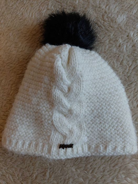Дамска бяла зимна шапка с черен пискюл