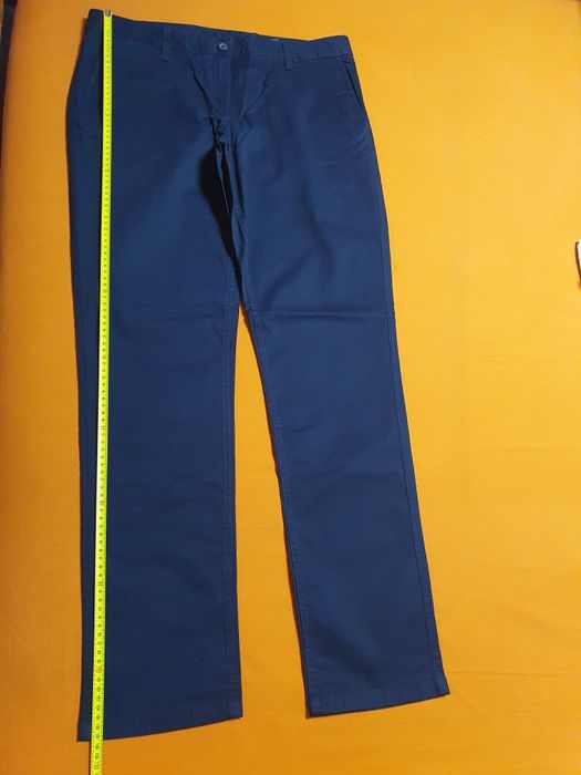 Pantaloni bleumarin, nou-nouți