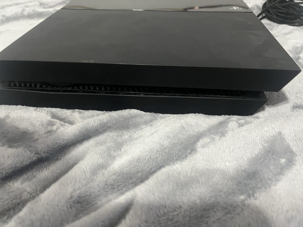 Ps4 SONY + Incarcator de aproape 1 metru + 2 jocuri