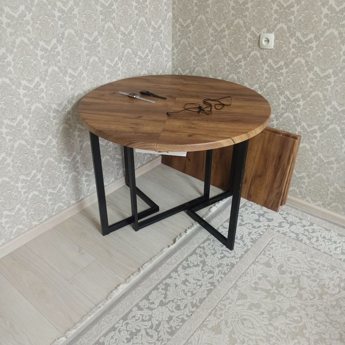 Продам стол трансформер круглый в разложенном виде овальный