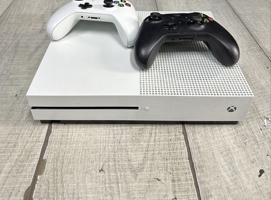 Vand xbox one s 2 manete 3 jocuri incluse