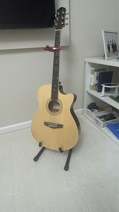 Продам гитару (нужен небольшой ремонт)