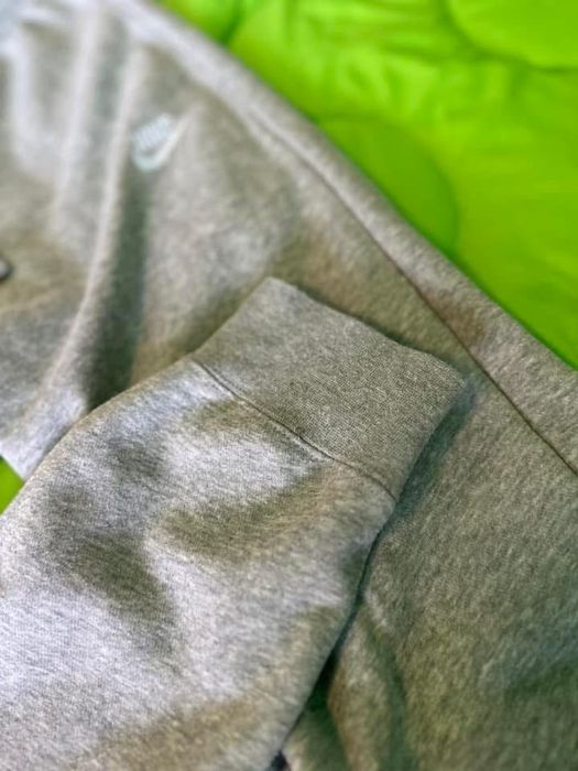 Сиво долнище Nike