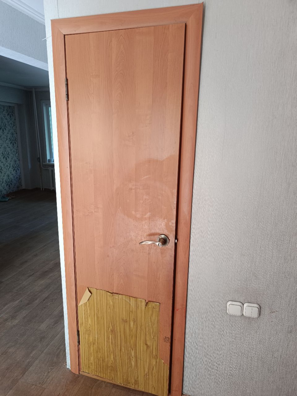 Отдам даром чугунную батарею, дверь, шкафы в кухню,