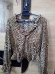 Bluza crop top cu imprimeu de ghepard