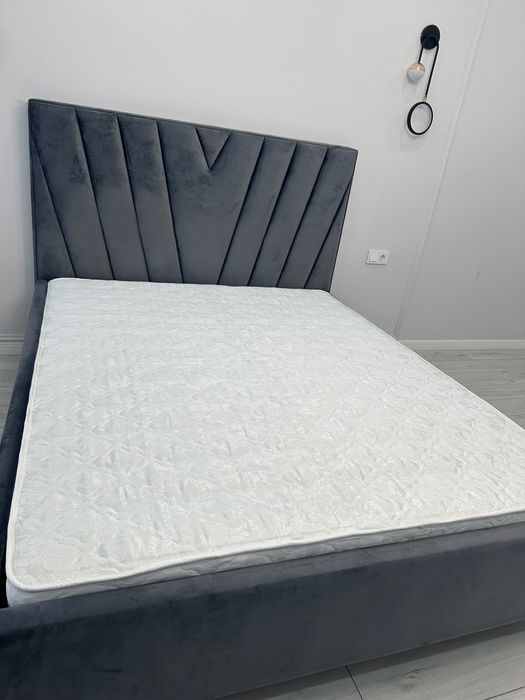 Кровать с матрасом