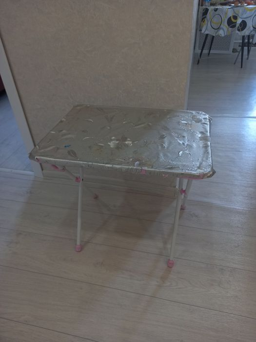 Отдам бесплатно столик для ребёнка.