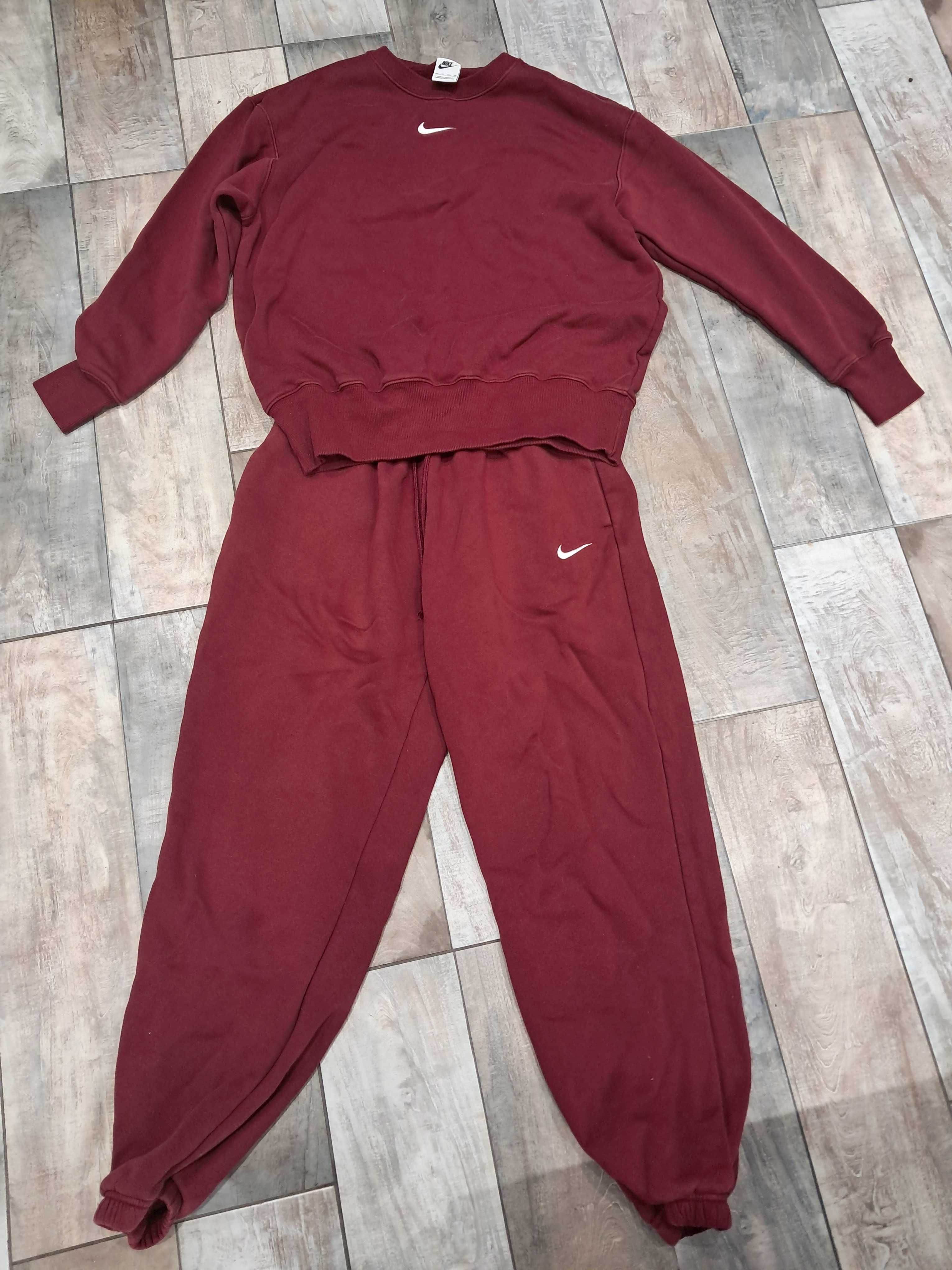 Дамски екип на Nike в бордо