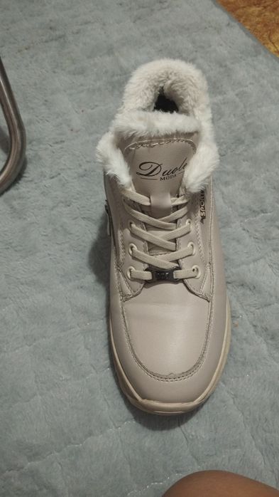 Продам зимние женские кроссовки
