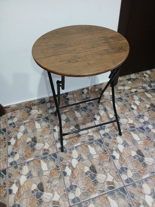 Masă pliabilă rotundă diametru 45  inaltime 65 cm stare perfecta