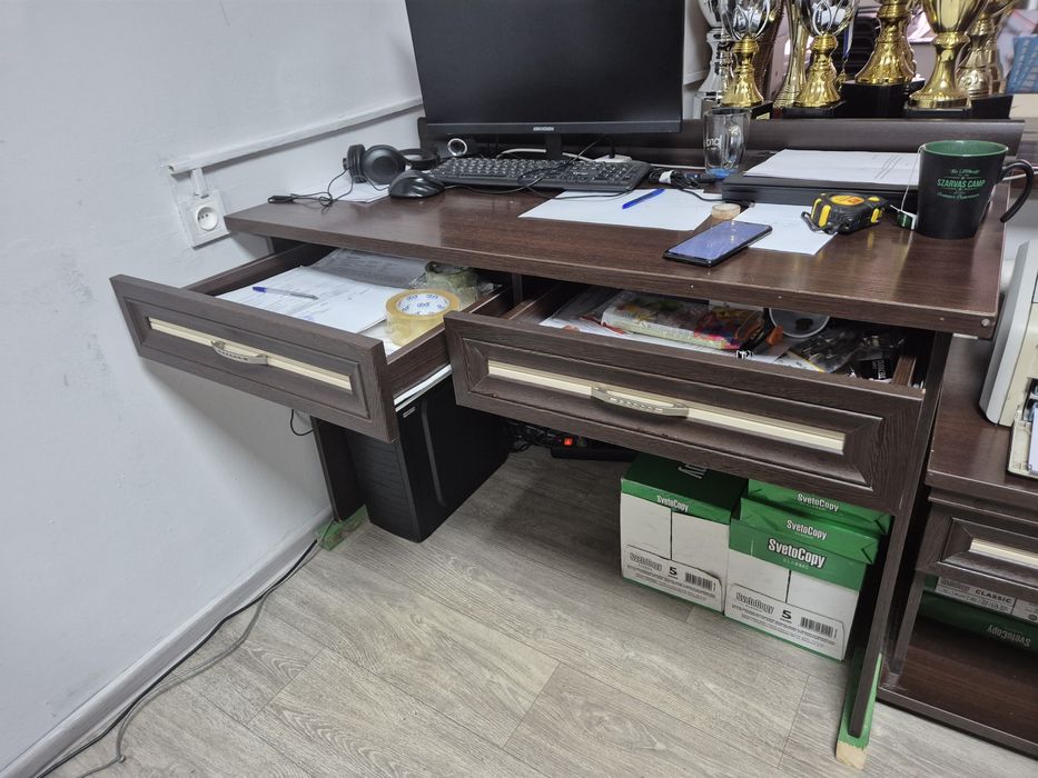 Стол письменный с выдвижными ящиками