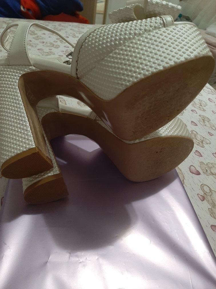 Rochie mireasa, pantofi marime 36, accesoriu de par, diadema