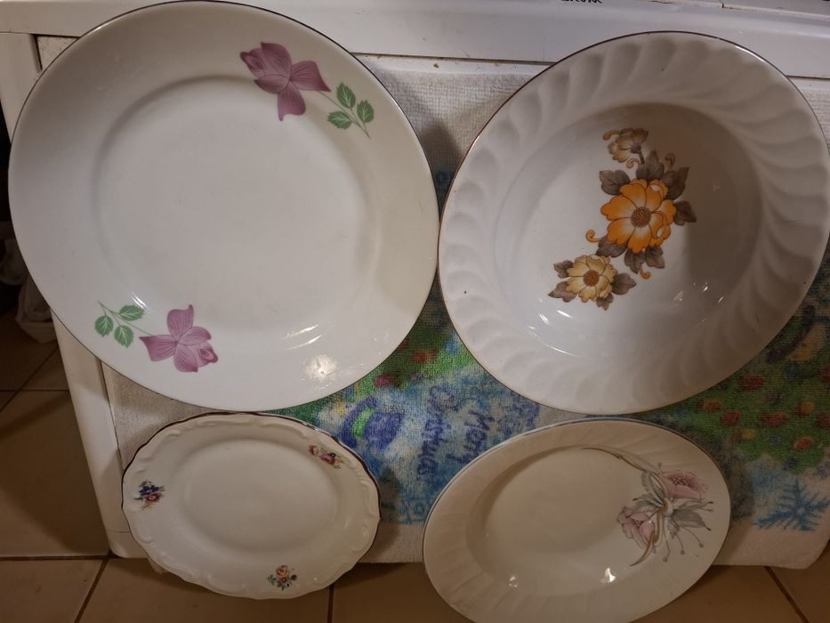 Продавам чинии български порцелан
