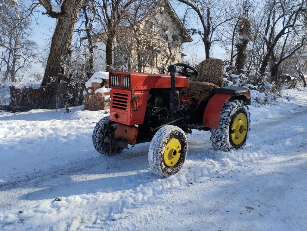 Продавам трактор