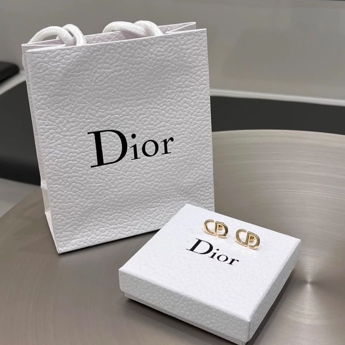 Обеци на марката Dior