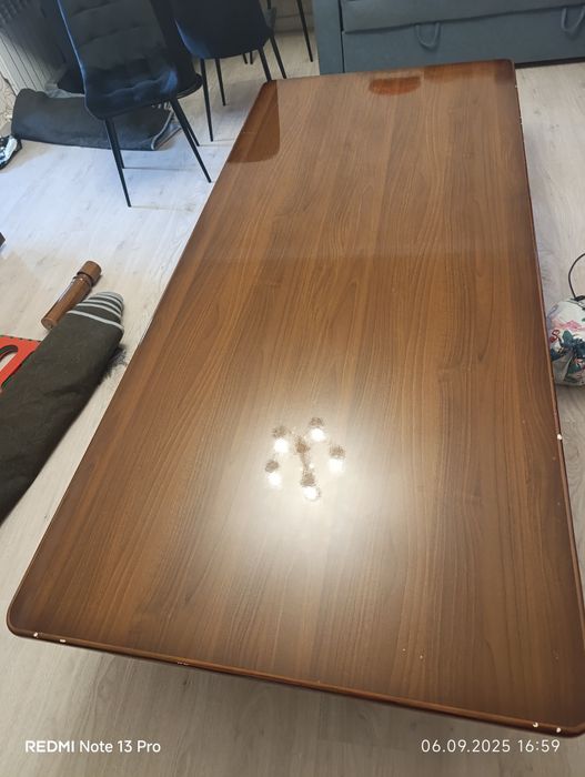 Стол и 8 шт стулья продаются, состояние отличное