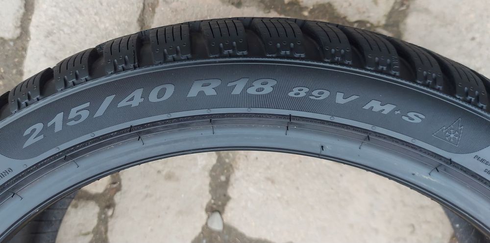 O bucată 215/40 R18 M+S iarnă - una Pirelli